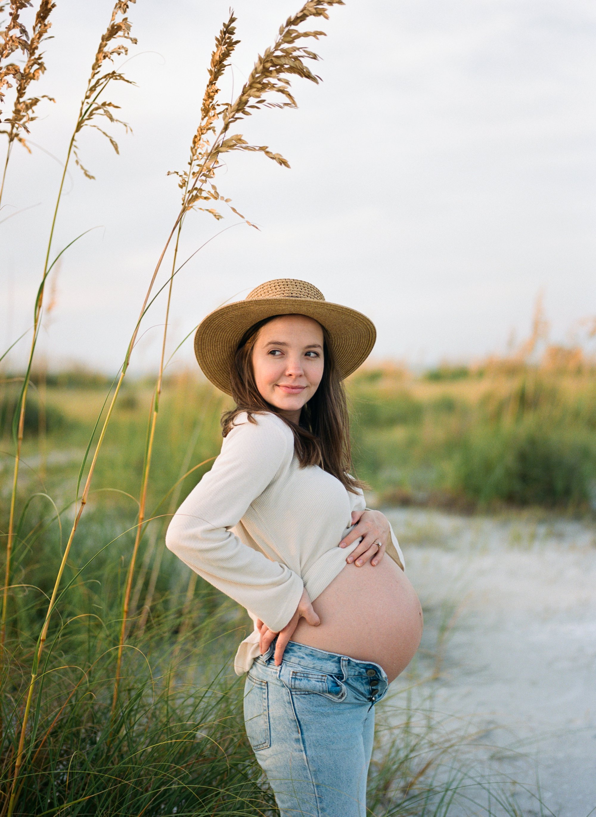 maternity pictures with hat, beach maternity photos, Anna Maria island photographer 